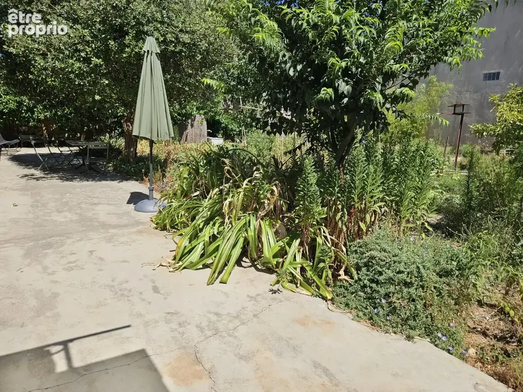 Centre de Servian Vigneronne, double jardin et grand garage - photo 3