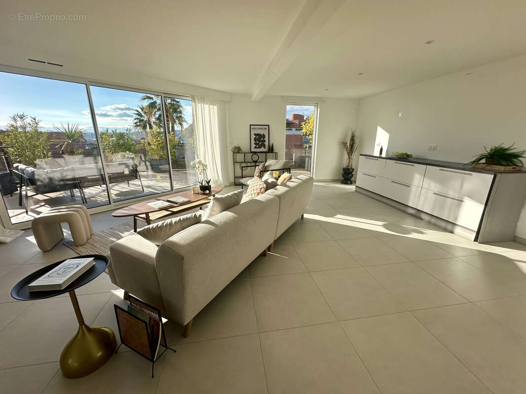 Appartement à SAINT-LAURENT-DU-VAR