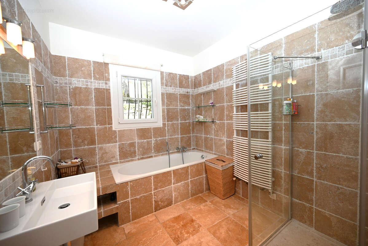 Maison à CHATEAUNEUF-GRASSE