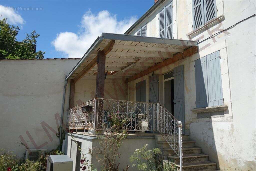 Saint-Florentin – Agréable propriété avec maison principale, maison d'amis et vaste jardin de plus de 1 000 m² - photo 2