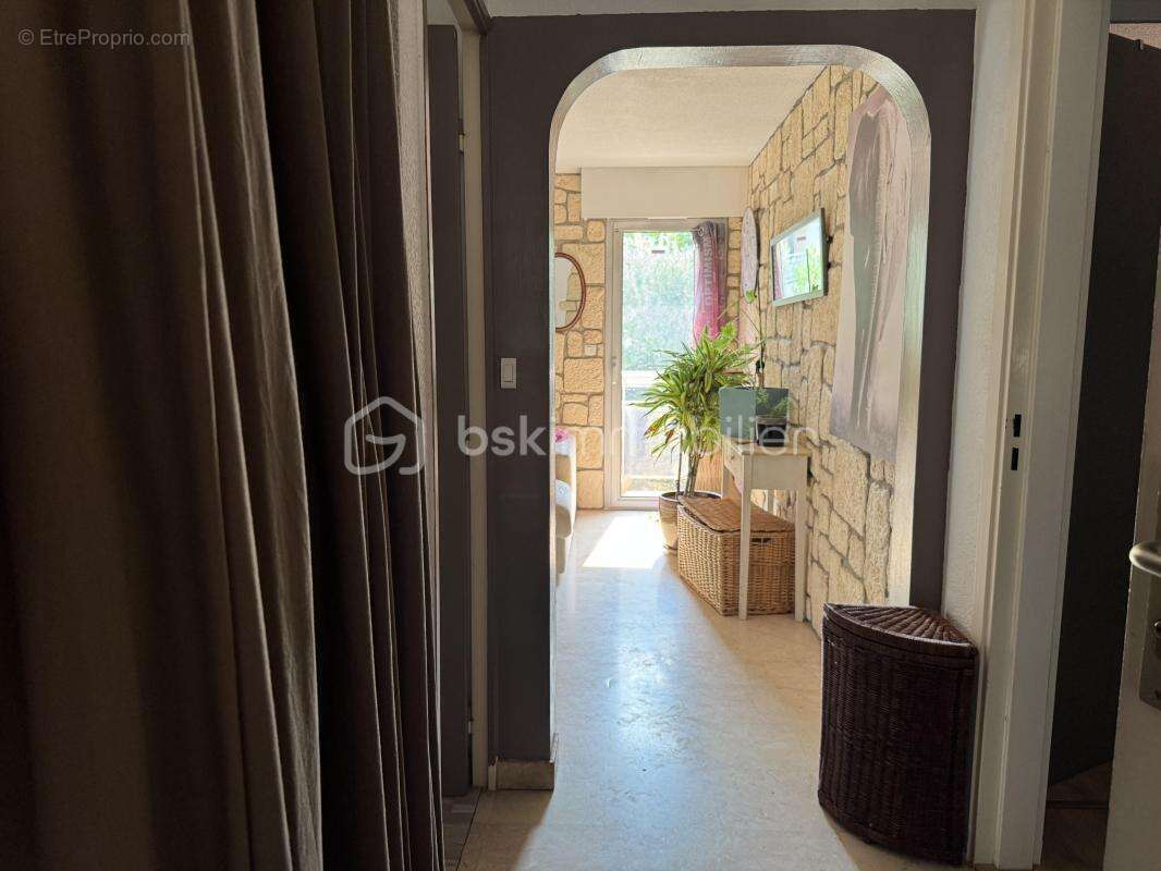 À Saint-Raphaël (83700), quartier Valescure, beau T3 de 59,84 m² avec terrasse, jardin privatif de 39 m², garage et cave - photo 9