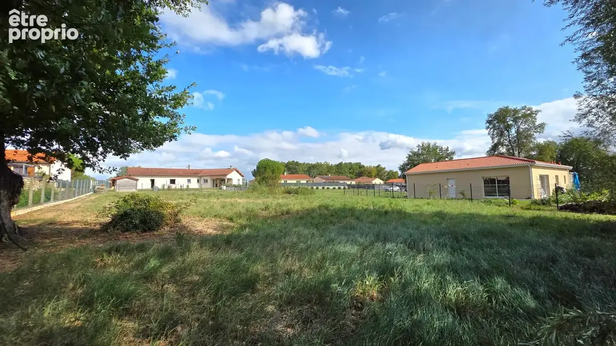 LEZOUX / Terrain à bâtir de 1 275 m2 viabilisé ! - photo 3