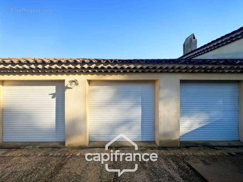 Domaine et Golf de Pont Royal, belle  propriété de 290 m2 établie sur un terrain de 2600 m2, cinq chambres, un bureau, piscine,  - photo 9