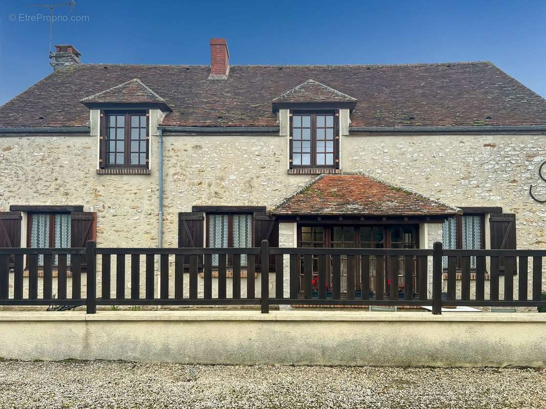 Maison à JOUY-LE-CHATEL