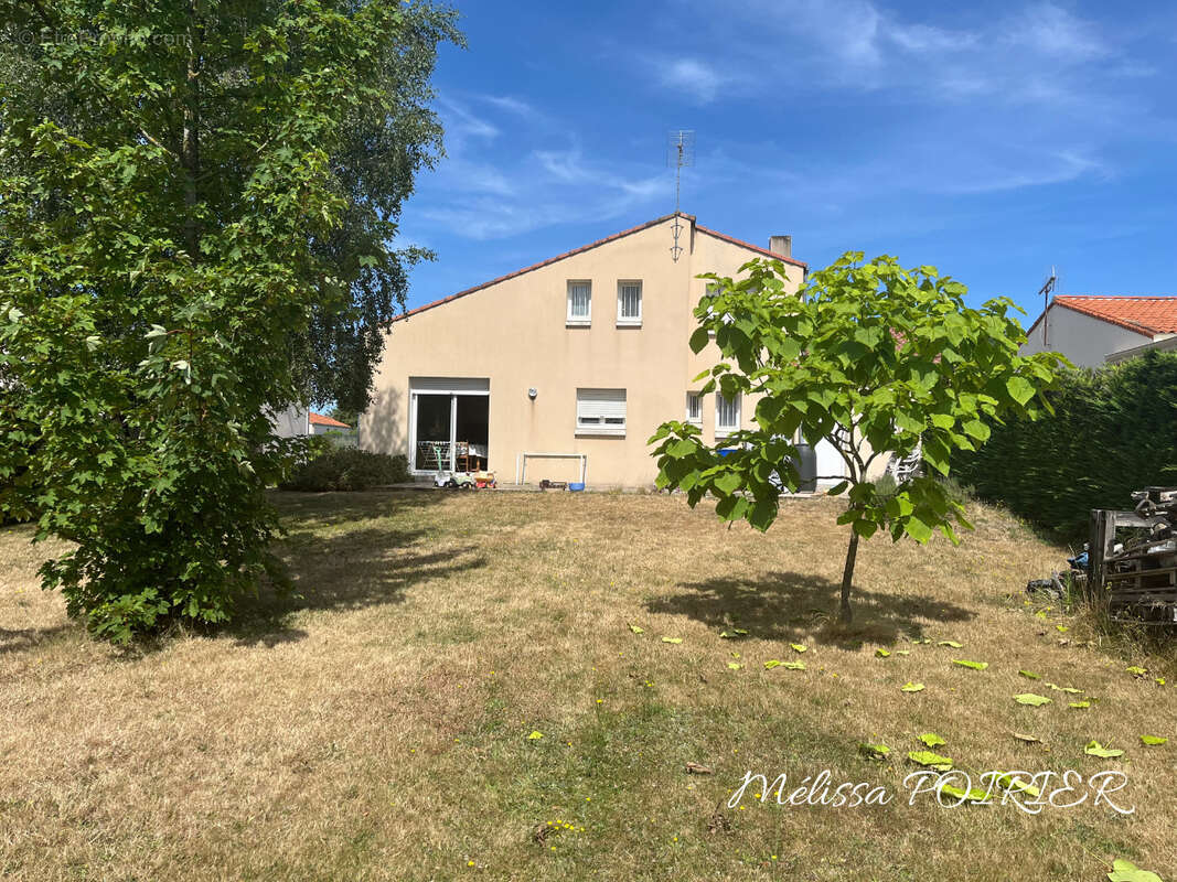 Maison à LES LANDES-GENUSSON