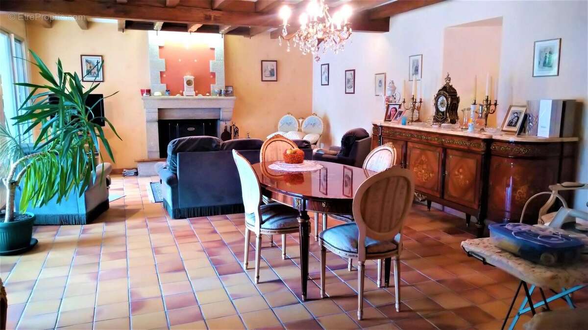 Maison à MONCOUTANT