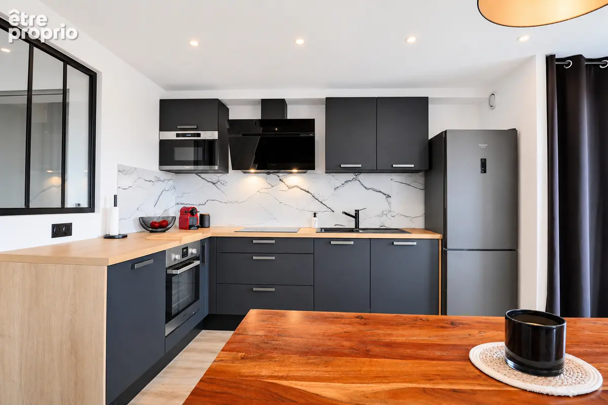 Bel appartement rénové de 82 m² avec terrasse, parking et vue dégagée - photo 2