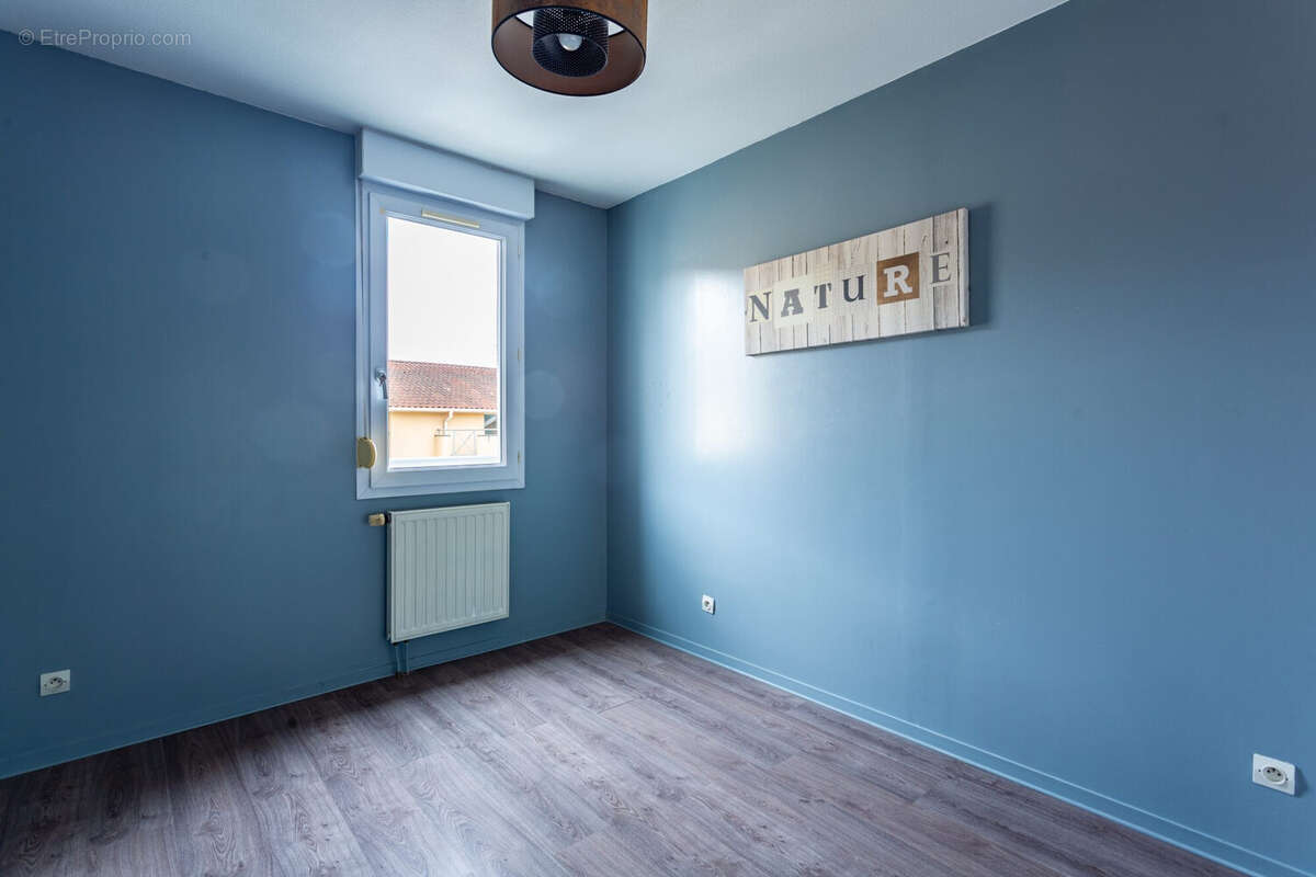Chambre secondaire de 9,5 m², calme, idéale pour enfant ou bureau. - Appartement à FRANCHEVILLE