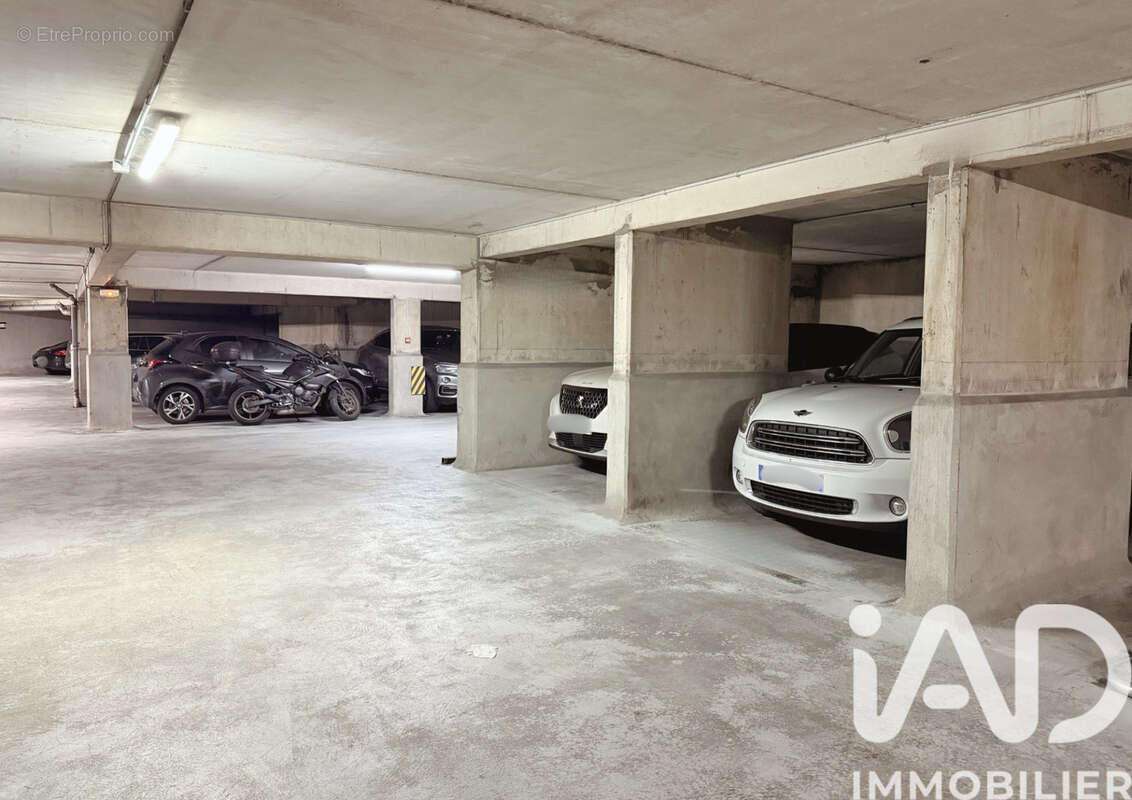Photo 2 - Parking à PARIS-3E