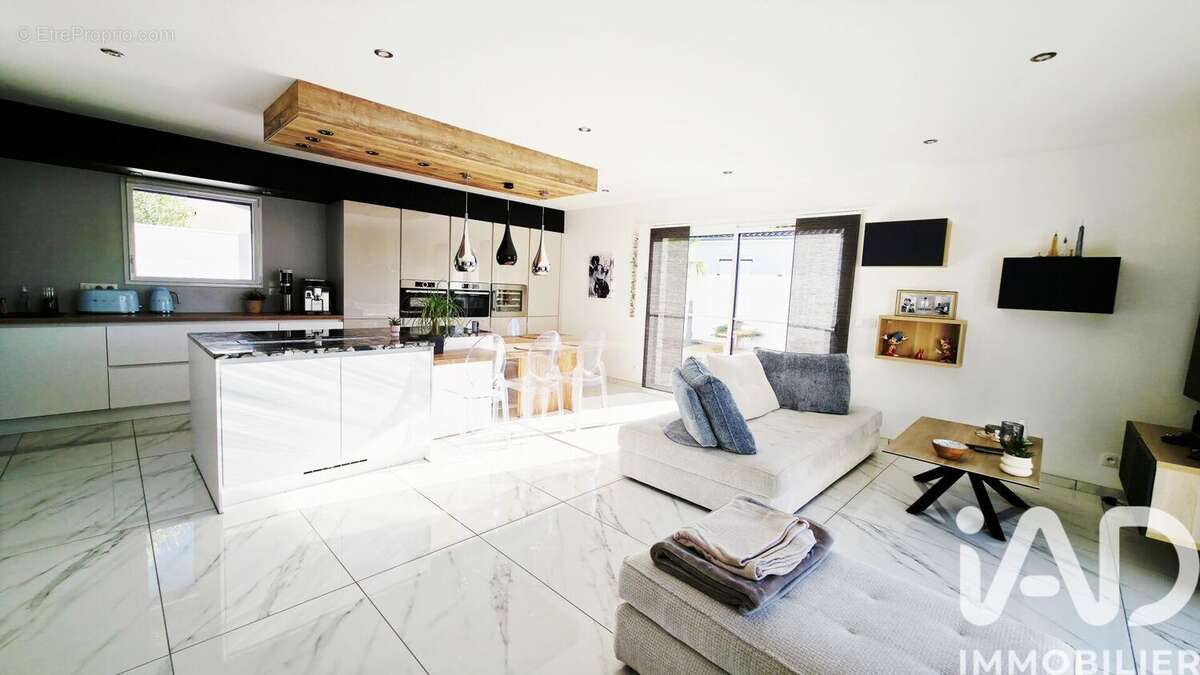 Photo 2 - Maison à VEAUCHE