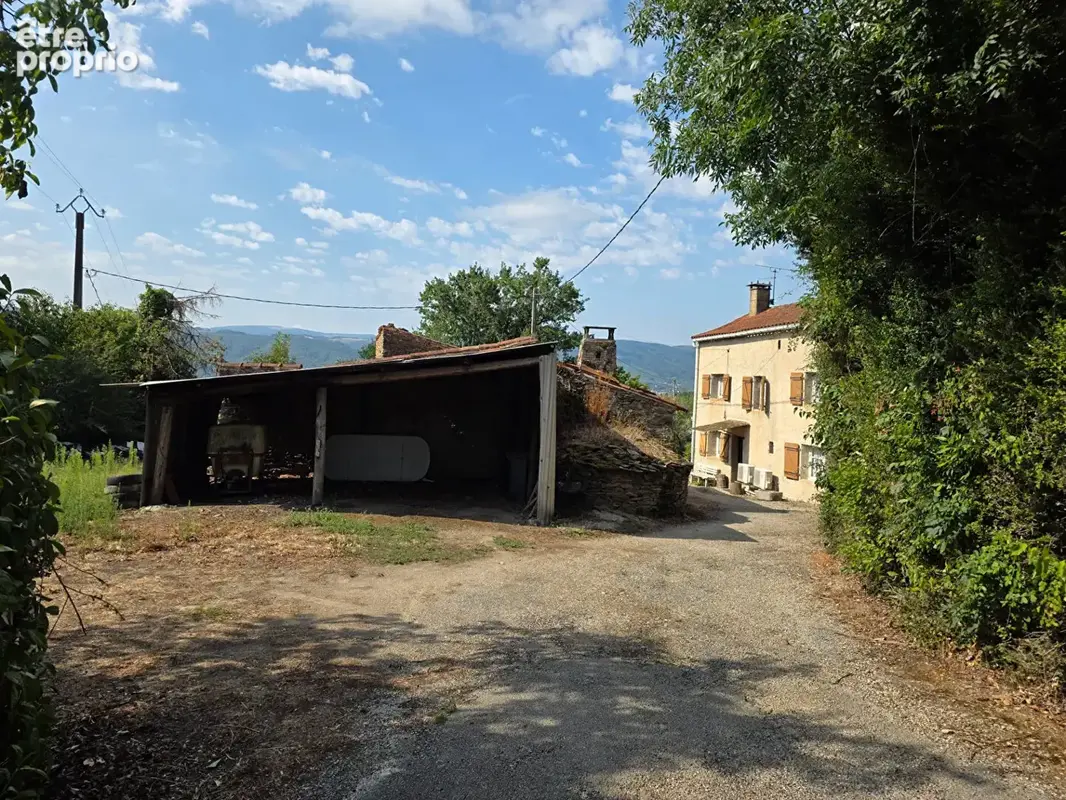Fermette avec dépendances et terrain - photo 2