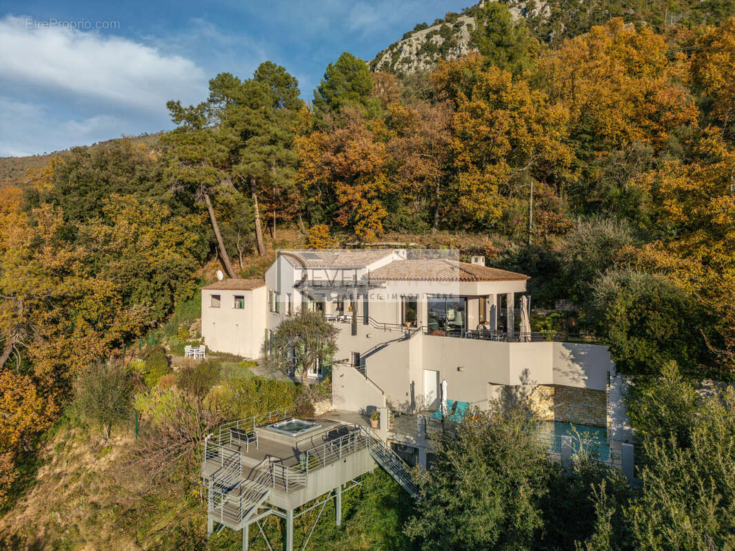 Maison à CASTAGNIERS