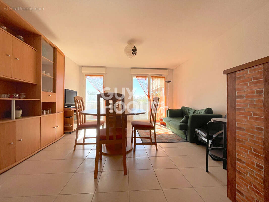 Appartement à BEAUZELLE