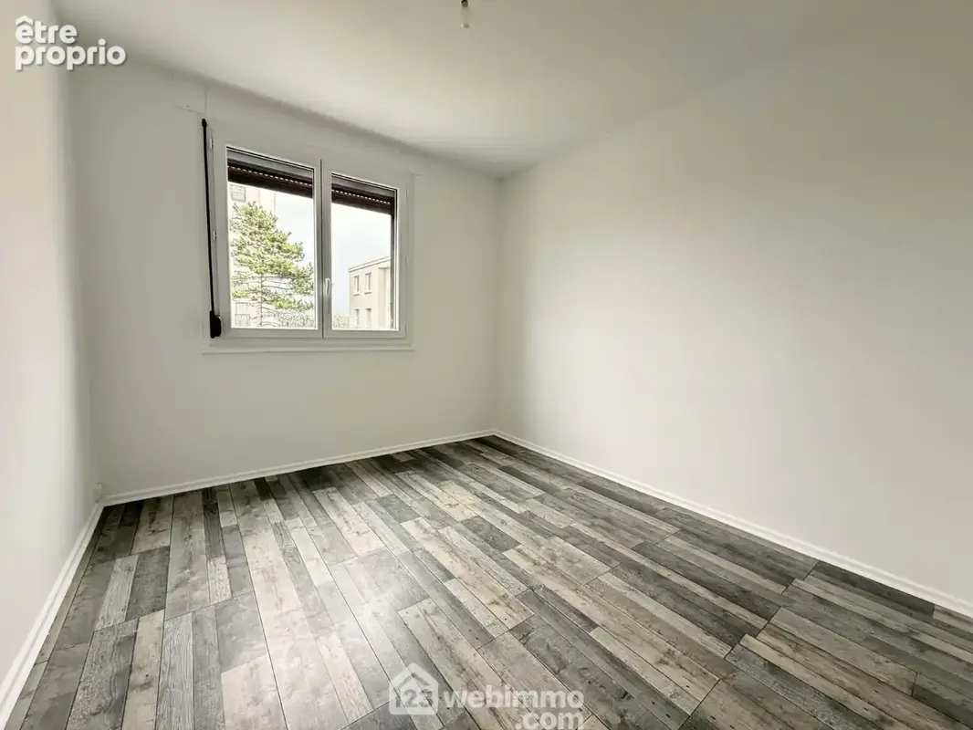Voici la première chambre, les chambres sont en parquet