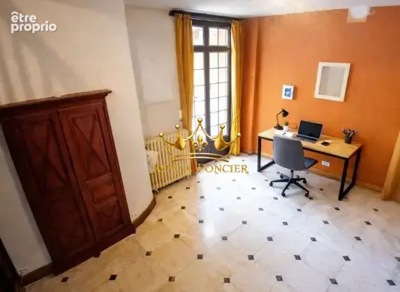 Entrée spacieuse + bureau 