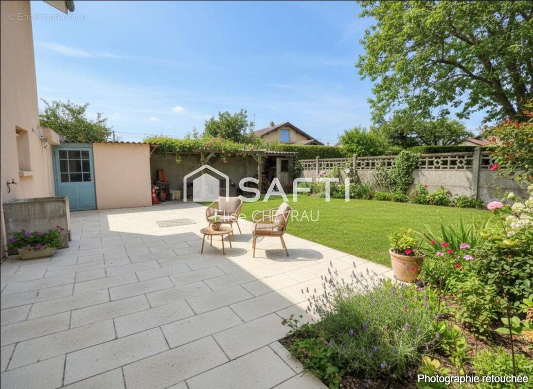 Photo 2 - Appartement à BAGE-LE-CHATEL