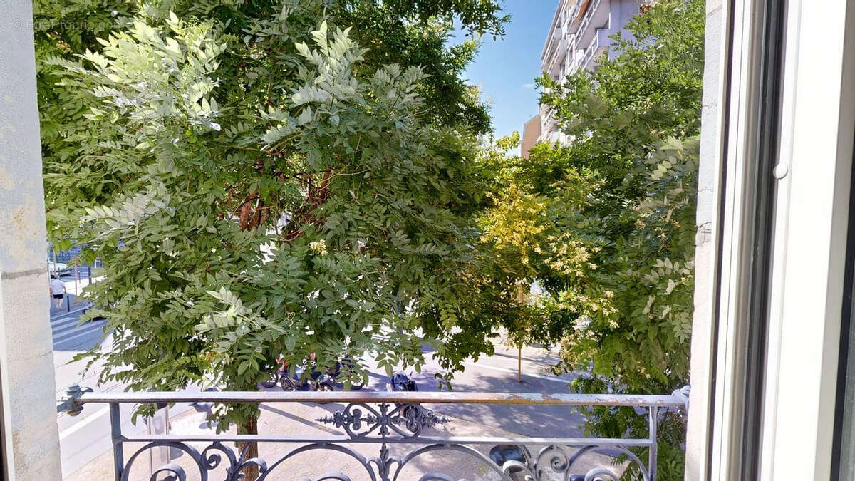Place Flore : bel appartement ancien de 118 m2 avec parking - photo 3