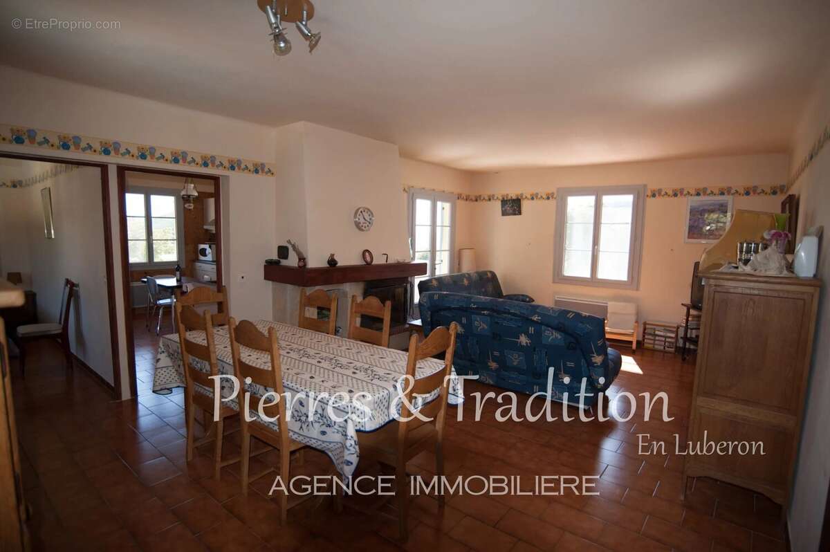 Saumane, propriété de 200m2 composée de 3 logements avec jardin et piscine au coeur du village - photo 3
