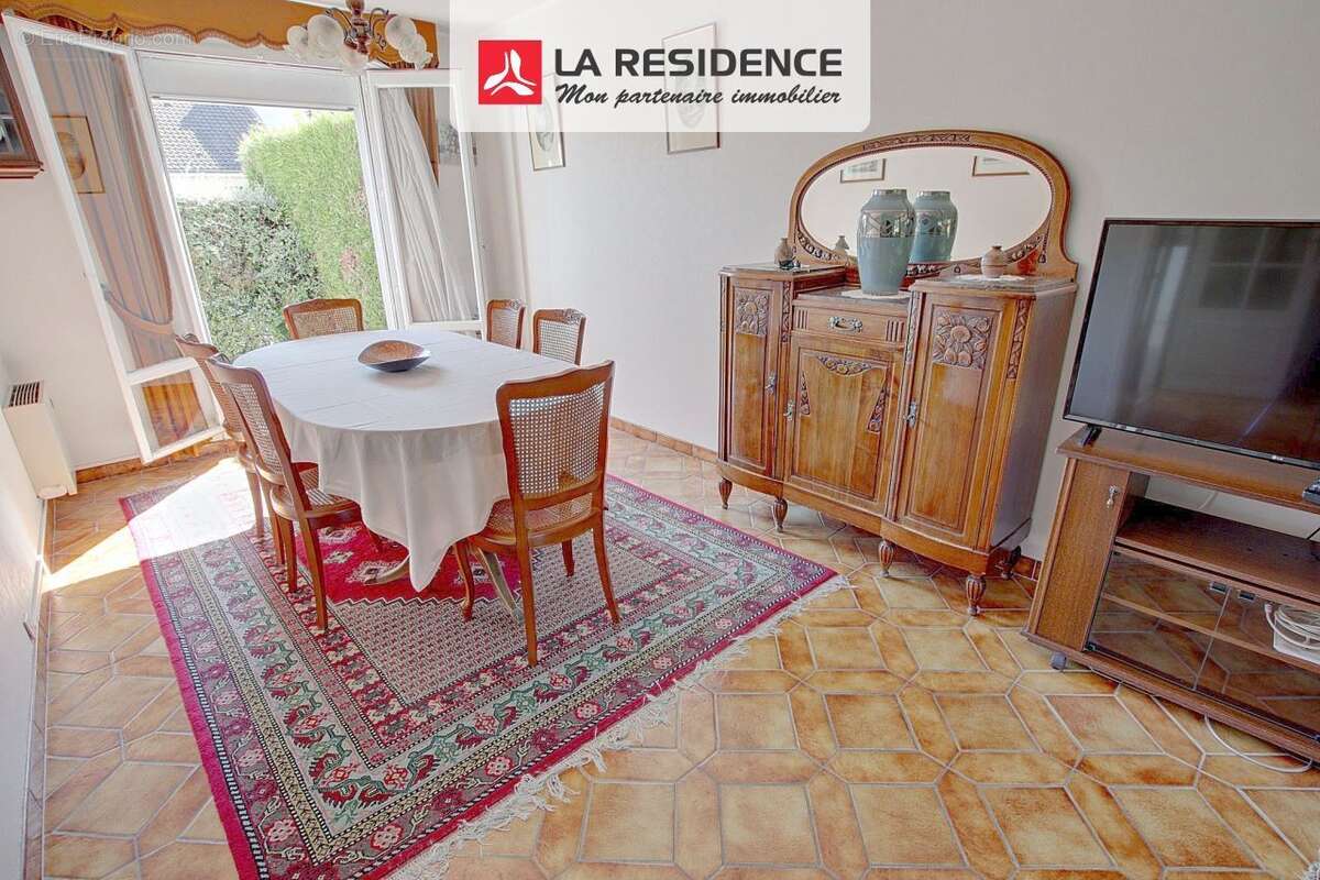 Maison 135 m² à Le Mesnil-Saint-Denis  - photo 2