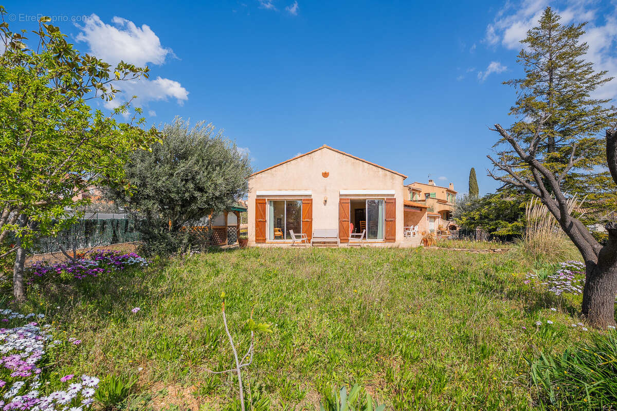 Maison à SAINT-CYR-SUR-MER