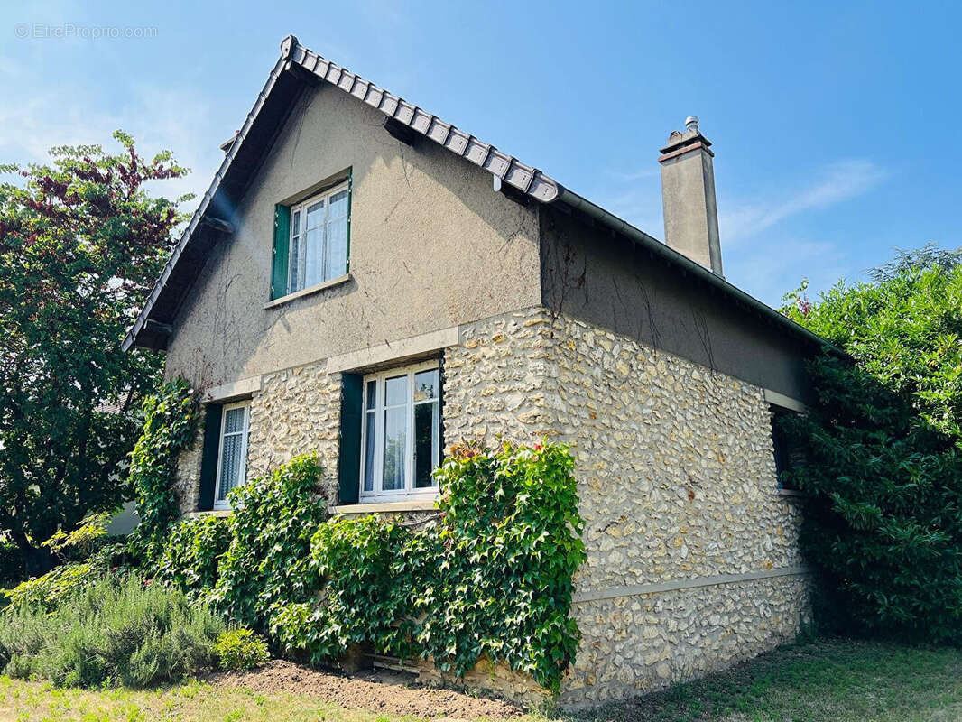 Maison à CHANTELOUP-LES-VIGNES