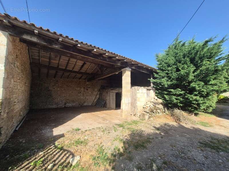 Maison charentaise à rénover avec nombreuses dépendances – Archingeay 17380 - photo 2