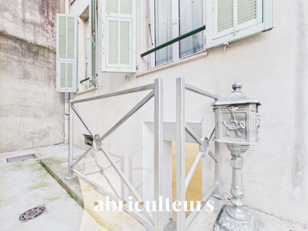 Local professionnel rénové 40 m² avec parking privé en vente au Quartier Libération à Nice  (06000) - photo 4