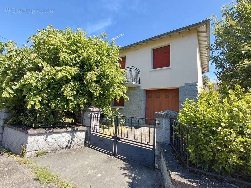 Maison familiale avec jardin et garage – Montsalvy (15120) - photo 2