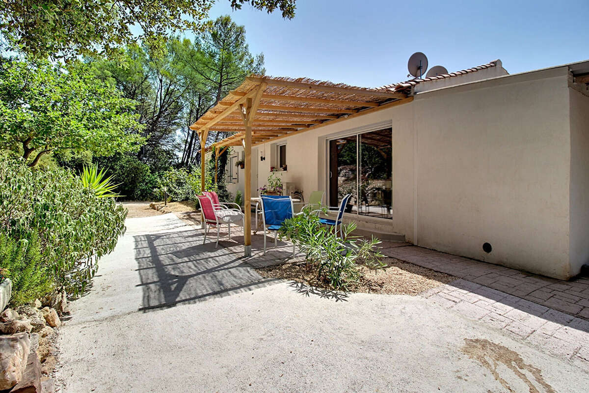 A VENDRE EN EXCLUSIVITÉ ! FIGANIÈRES Maison de plain-pied 126 m² 3 chambres Piscine et terrain de 2074 m² - photo 20