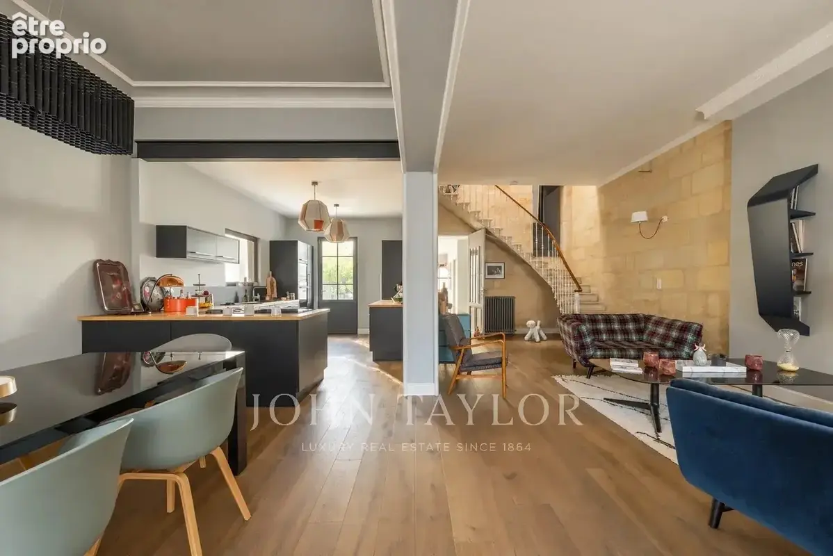 Magnifique maison de ville rénovée avec terrasse, piscine et dépendance - photo 7