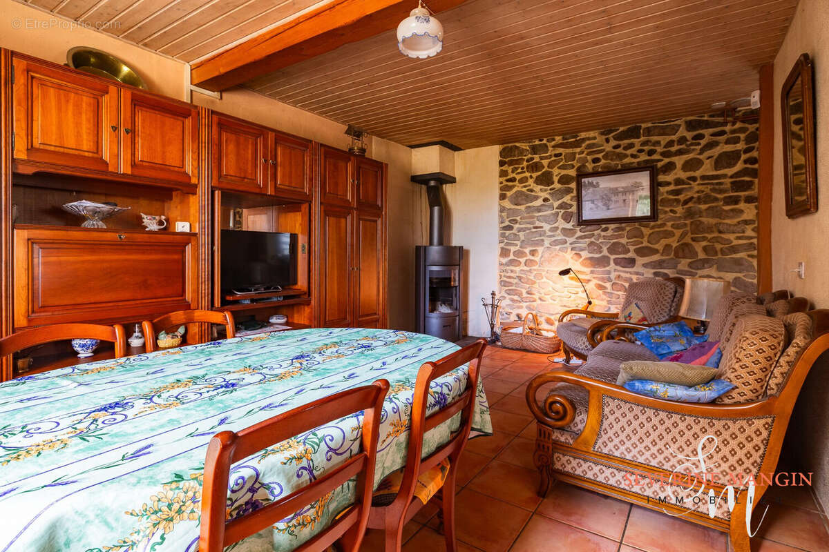 Maison 113 m² à Saint-Bardoux  - photo 7