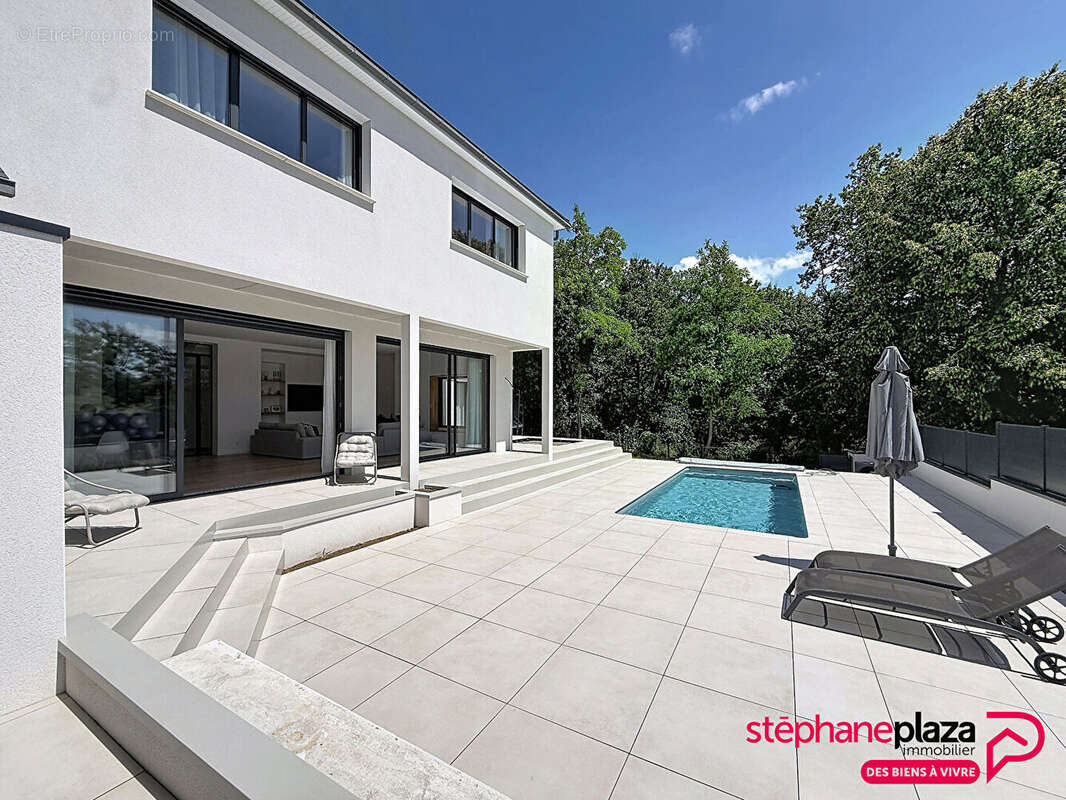 Maison contemporaine 2025 avec piscine et vue dégagée - photo 9