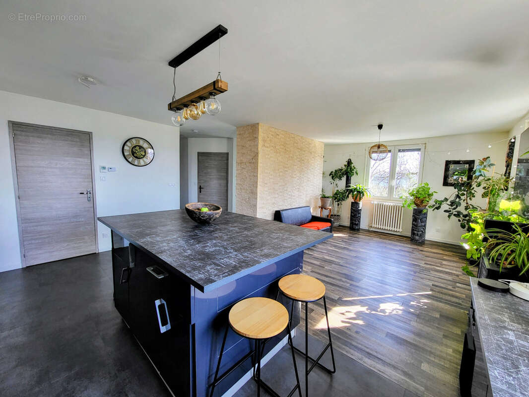 Maison familiale rénovée avec terrain arboré dans un secteur recherché de Polignac - photo 13