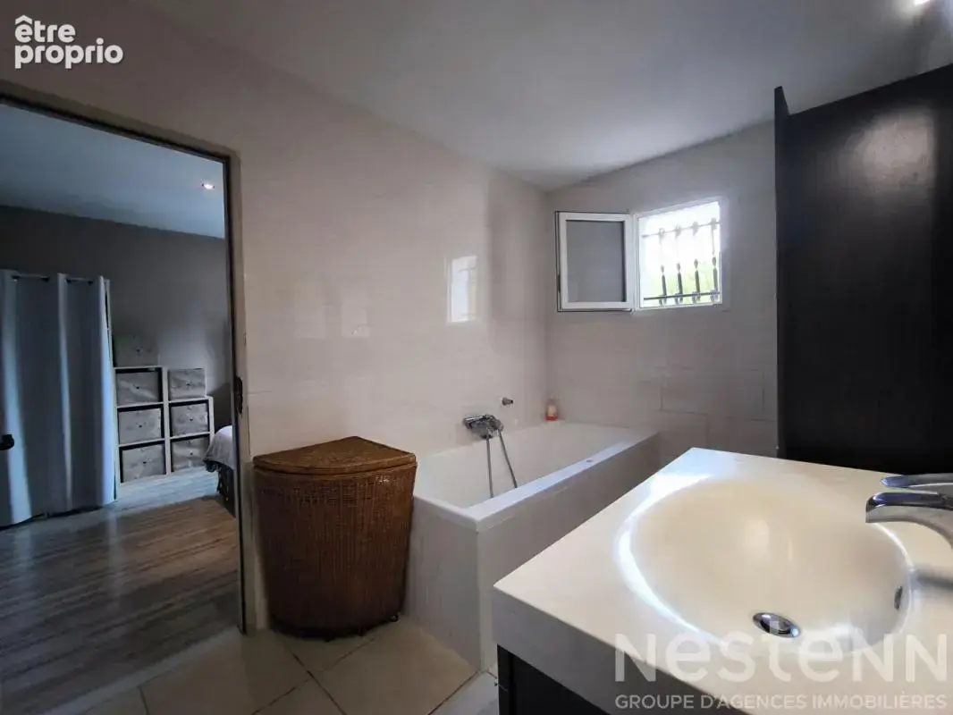 Villa de plain-pied de 158 m² avec studio, piscine et 1,5 hectare de terrain - photo 9