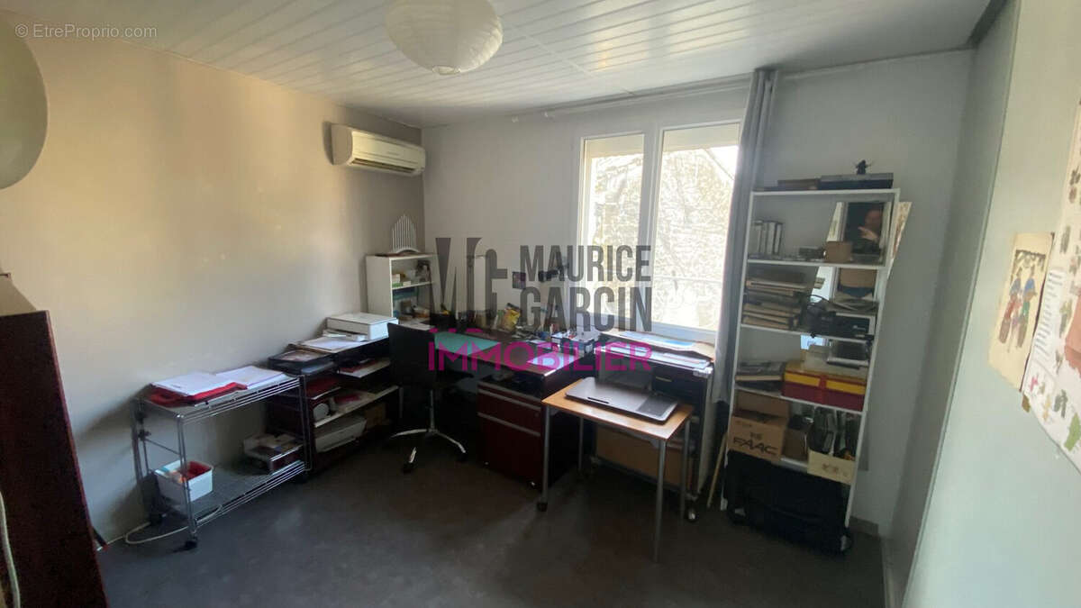 Maison à ENTRAIGUES-SUR-LA-SORGUE