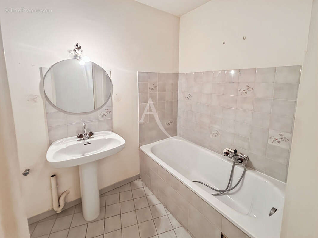 LE CANNET  Appartement  2 pièces 45m² avec terrasse, garage, cave et piscine - photo 10