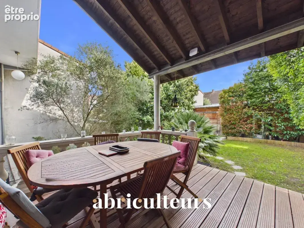 Belle maison contemporaine T7 de 185m²  avec dépendance, terrasse et jardin arboré de 500m² –  Garage  - Colombes (92400) - photo 8