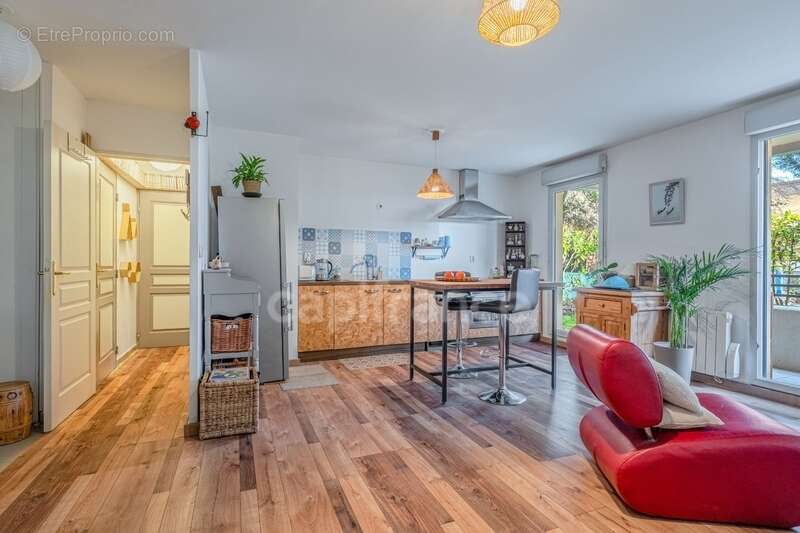 Appartement à NEYRON