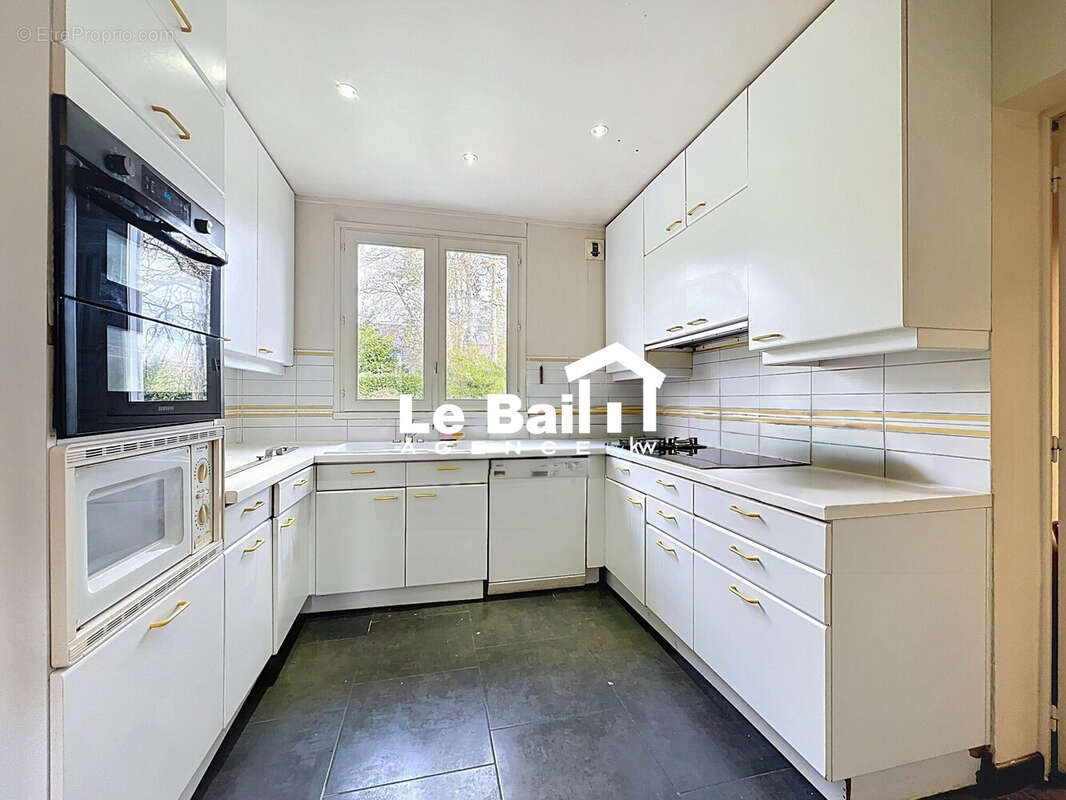 Maison 210 m² à Voisins-Le-Bretonneux  - photo 7