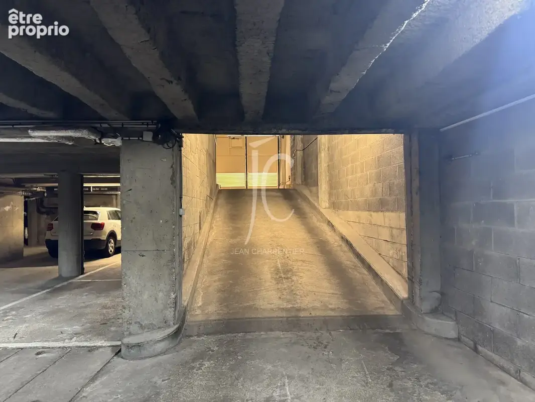 Photo Parking à Paris-16e au prix de 49 000€
