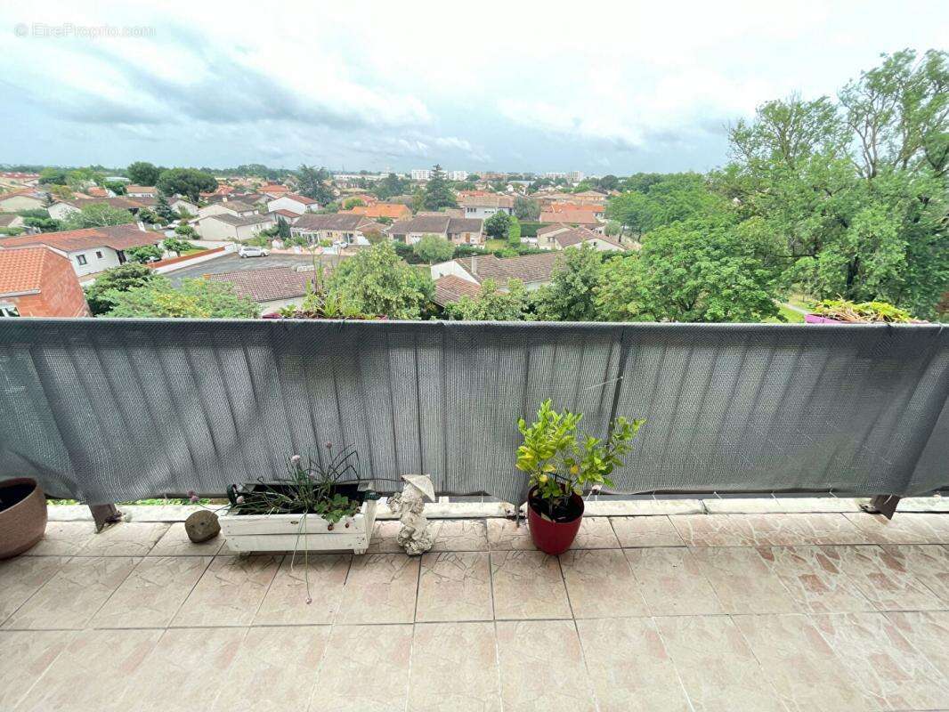 Appartement à BEAUZELLE