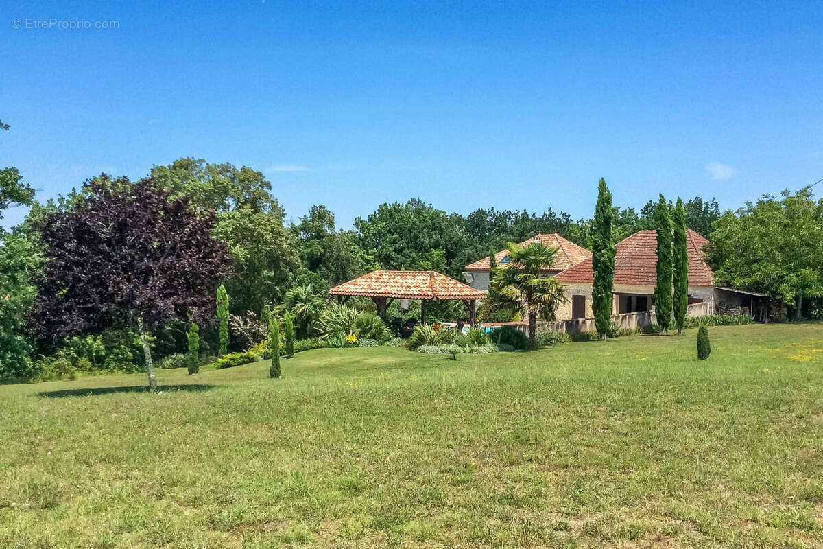 Maison de campagne avec piscine, dépendances, grange, terrain. - photo 17