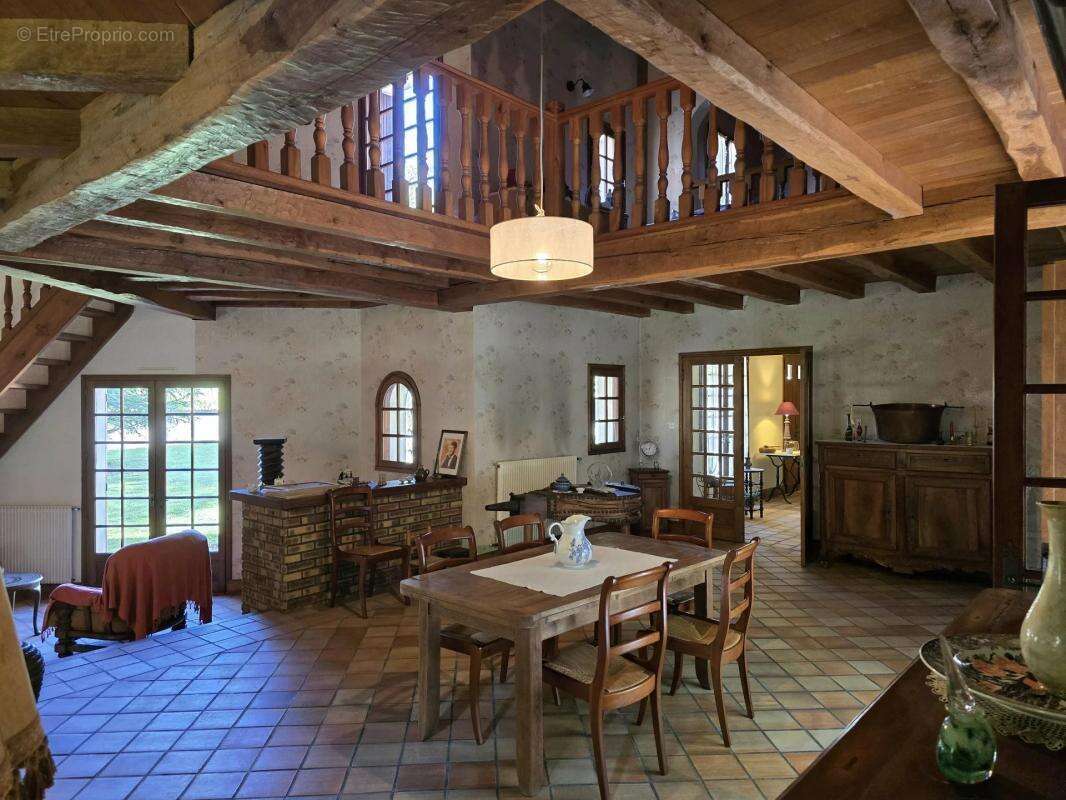 Maison à MONTMOREAU-SAINT-CYBARD