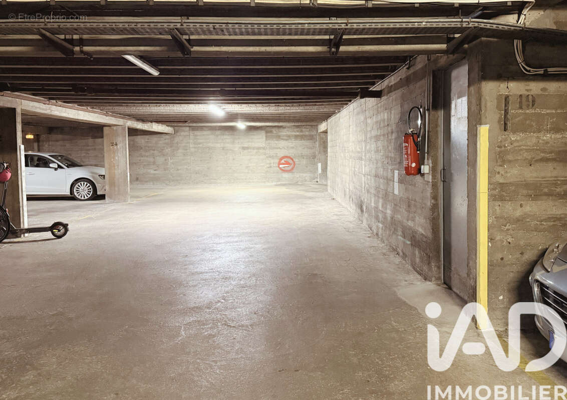 Photo 3 - Parking à PARIS-15E
