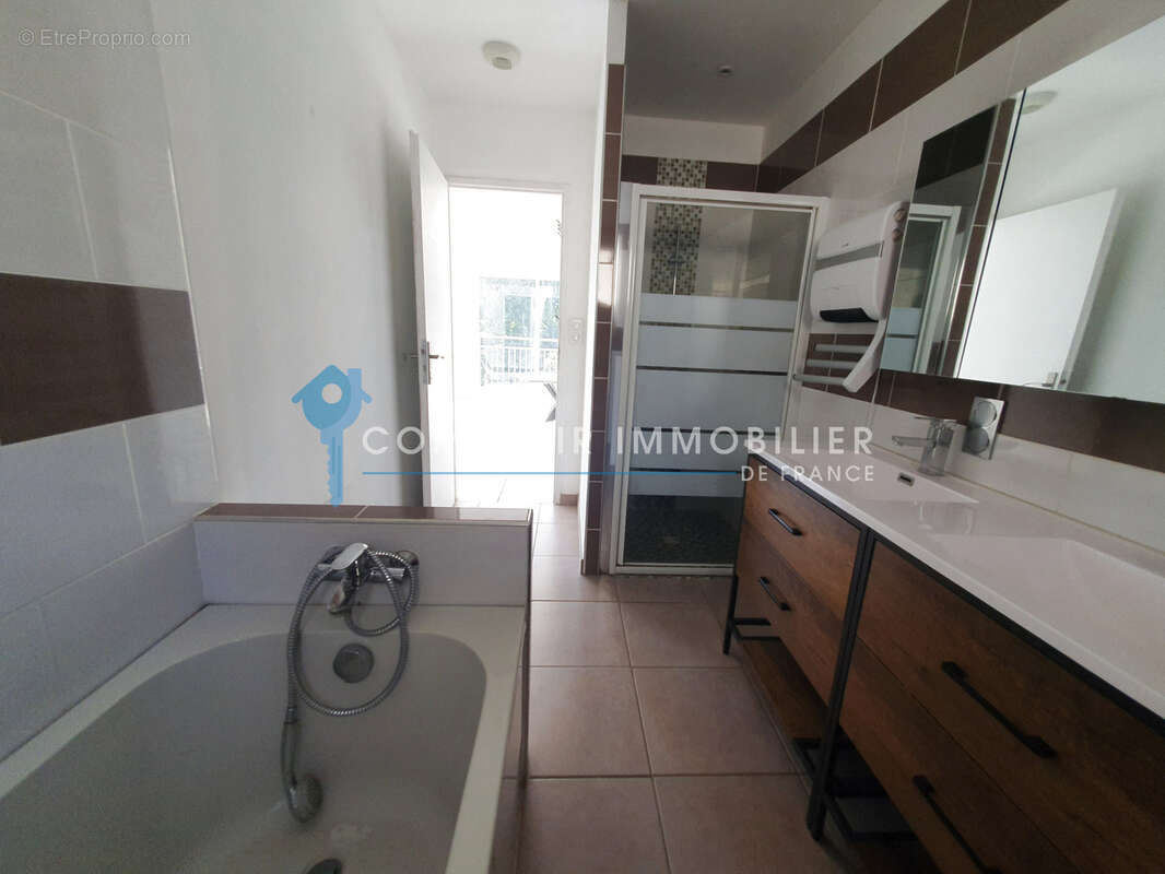 ENTRE UZES ET BAGNOLS SUR CEZE : Villa récente 4 chambres avec garage et petite piscine - photo 8