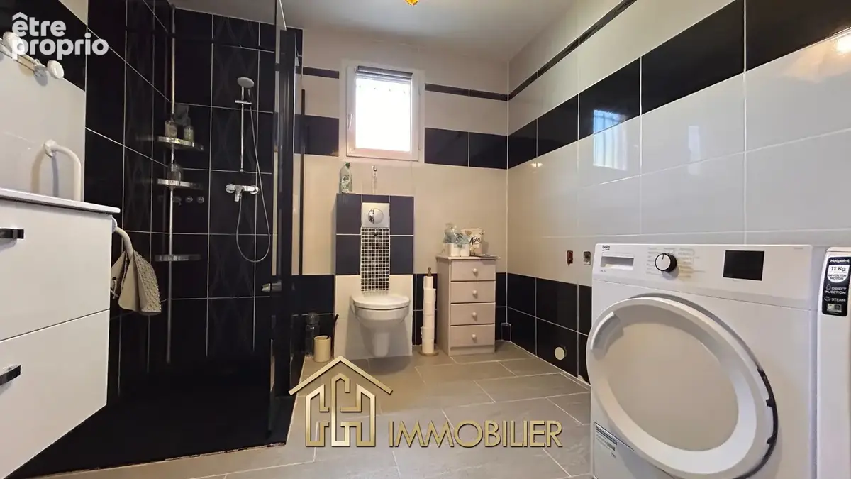 Ici, tout est réuni pour profiter d'une maison facile à vivre : un seul niveau, trois chambres, une pièce de v - photo 8