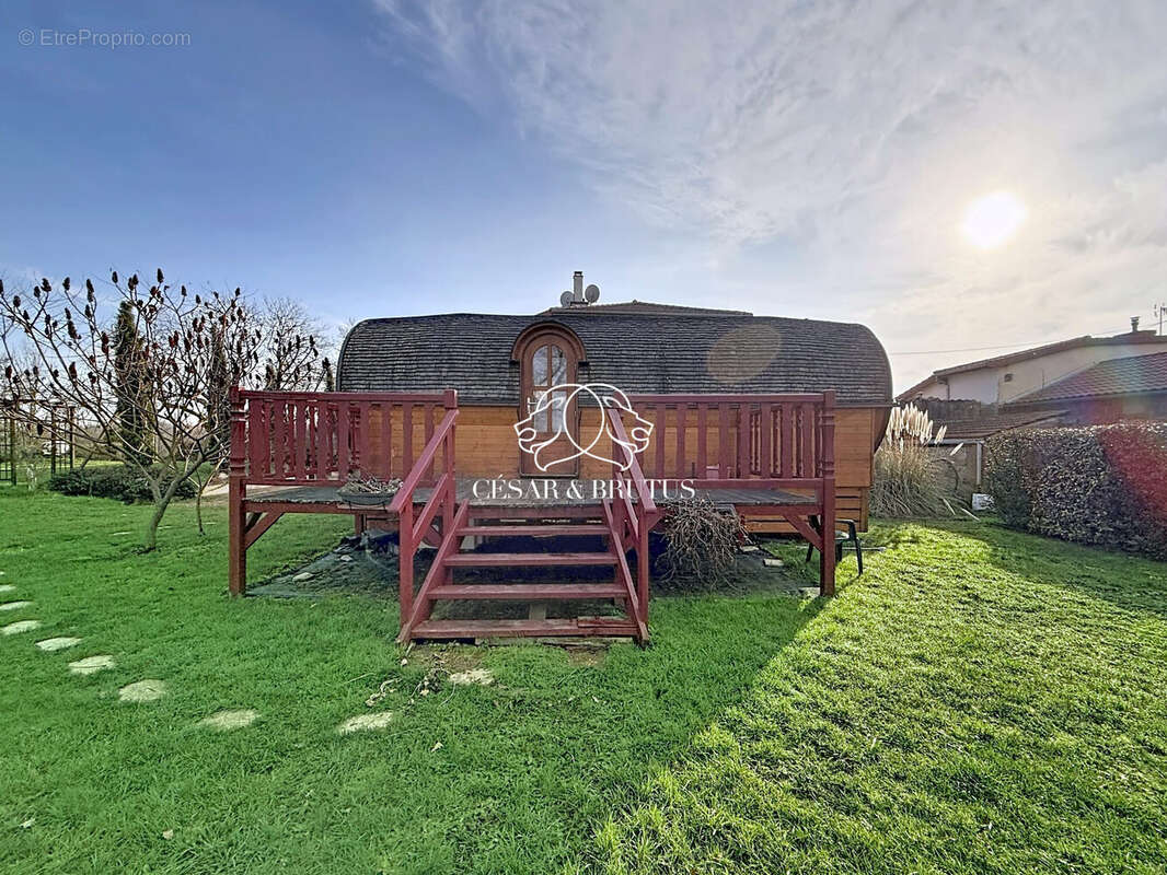 Maison à POUILLY-SOUS-CHARLIEU