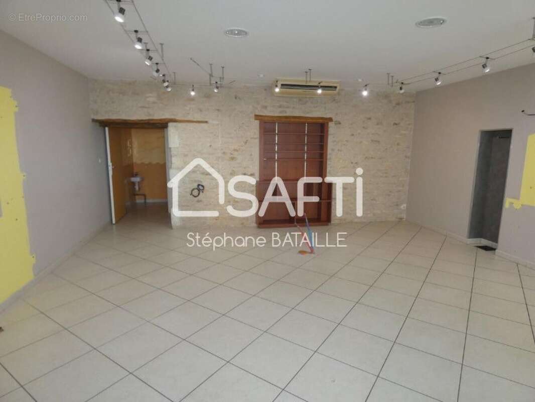 Commerce 49 m² à Saint-Jean-De-Sauves  - photo 3