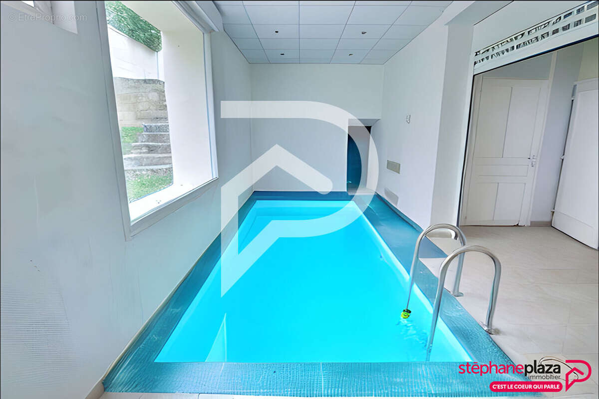 Maison à LE MESNIL-LE-ROI