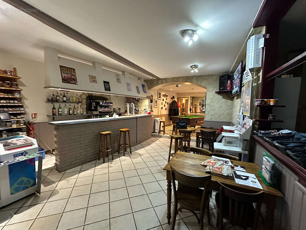 Fond de commerce BAR-TABAC-PMU-LOTO-EPICERIE à Thuret 8 pièce(s) 165 m2, dépendances de 220 m2 59900 FAI - photo 2